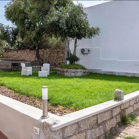 Beb Con Piscina Del Borgo Πανσιόν Badesi