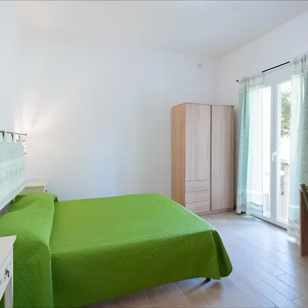 Beb Con Piscina Del Borgo Πανσιόν Badesi