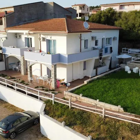 Beb Con Piscina Del Borgo Πανσιόν Badesi